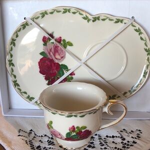 Tea cup and dessert plate set